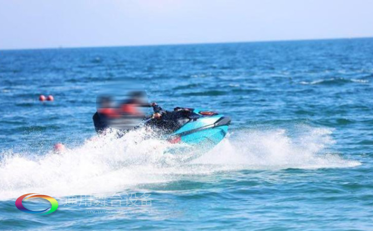 金沙灣藍(lán)騎士水上運(yùn)動(dòng)中心舞臺(tái)項(xiàng)目通用舞臺(tái)提供舞臺(tái)設(shè)計(jì)、舞臺(tái)幕布、燈光、機(jī)械以及控制系統(tǒng)等施工內(nèi)容，項(xiàng)目現(xiàn)已圓滿完工。